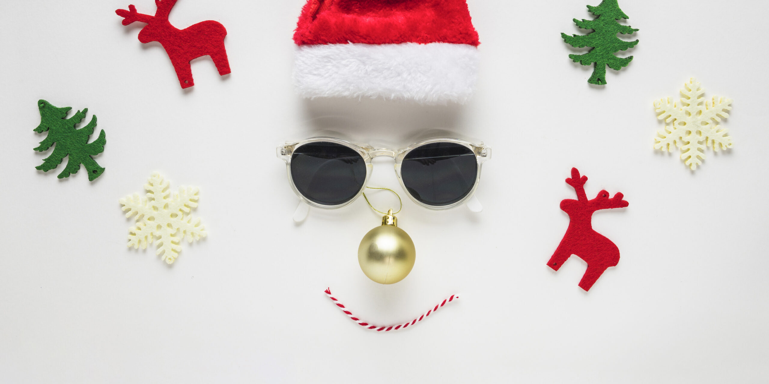 christmas-composition-face-made-from-hat-sunglasses Image by Freepik