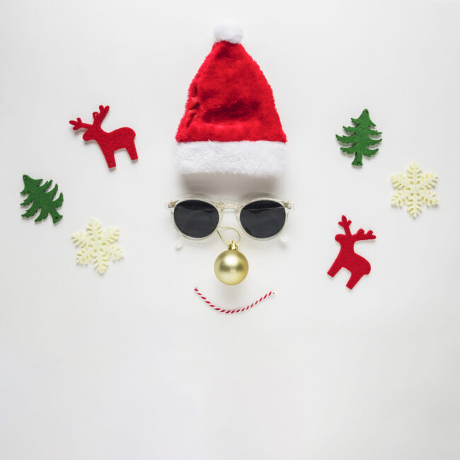 christmas-composition-face-made-from-hat-sunglasses Image by Freepik